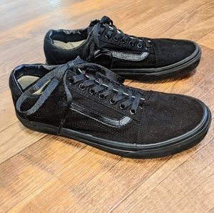 Men's all-black Old Skool style pro series